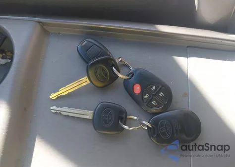 2010 Toyota Sienna Le z USA, uszkodzony, nr VIN 5TDJK4CC7AS030817